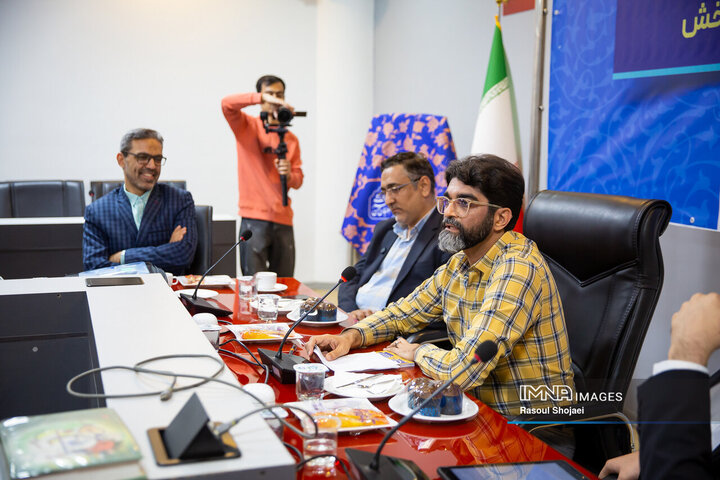 آیین رونمایی از کتاب «بال‌های زخمی طاووس»