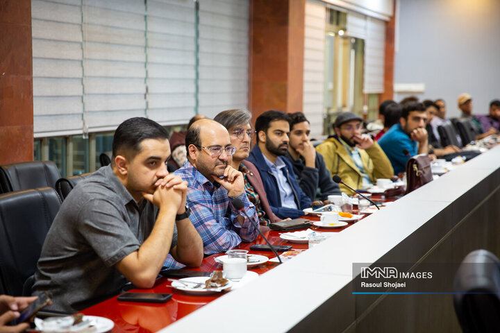 آیین رونمایی از کتاب «بال‌های زخمی طاووس»