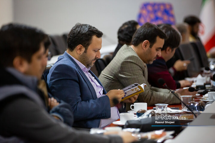 آیین رونمایی از کتاب «بال‌های زخمی طاووس»