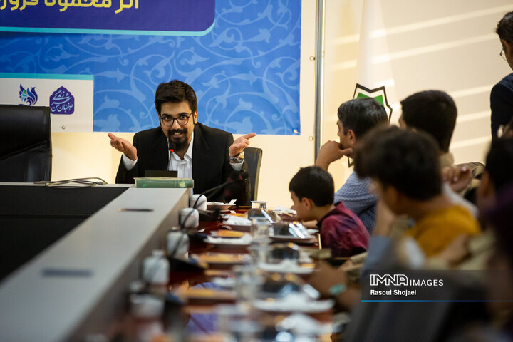 آیین رونمایی از کتاب «بال‌های زخمی طاووس»