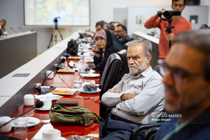 آیین رونمایی از کتاب «بال‌های زخمی طاووس»