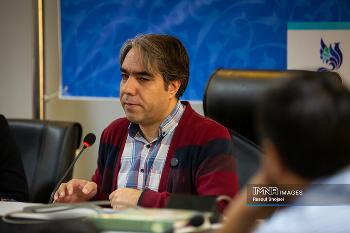 آیین رونمایی از کتاب «بال‌های زخمی طاووس»