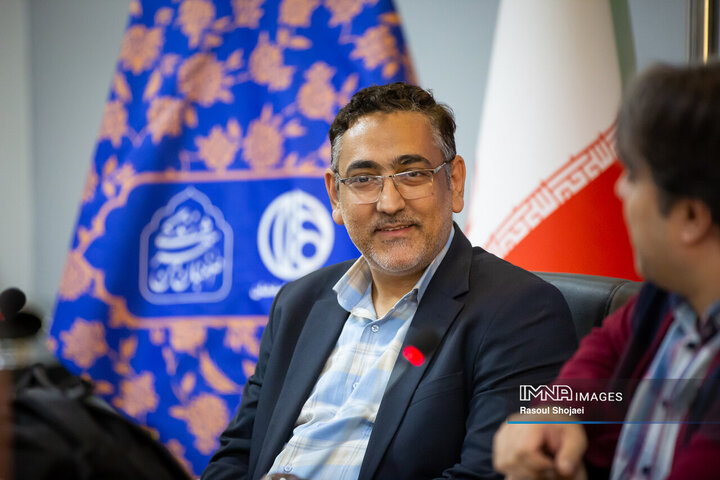 آیین رونمایی از کتاب «بال‌های زخمی طاووس»