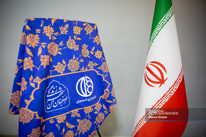 آیین رونمایی از کتاب «بال‌های زخمی طاووس»