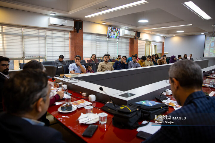 آیین رونمایی از کتاب «بال‌های زخمی طاووس»