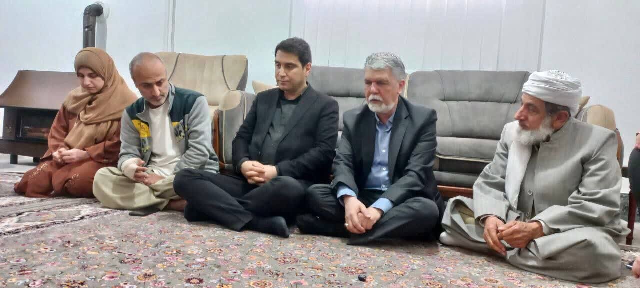دیدار وزیر فرهنگ با خانواده شهید نوزاد جنگ ۱۲ روزه شهر مریوان