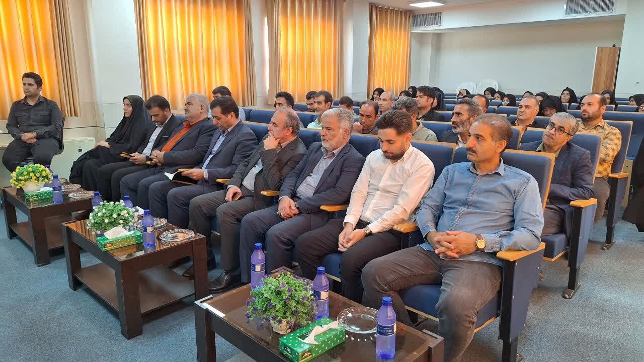 تاکید مدیرکل آموزش و پرورش اصفهان بر تربیت تمام‌ساحتی و توانمندسازی معلمان در منطقه زواره