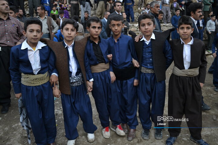 لباس کردی؛ رنگ، اصالت و هنر در دل سنندج