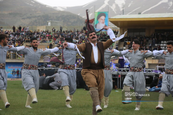 لباس کردی؛ رنگ، اصالت و هنر در دل سنندج