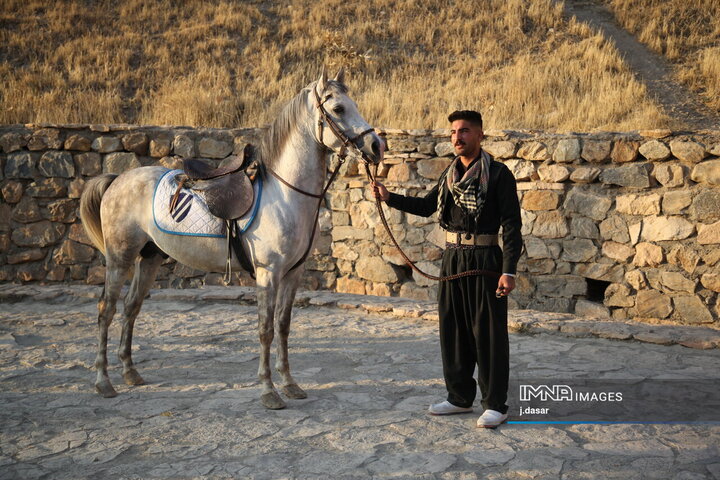 لباس کردی؛ رنگ، اصالت و هنر در دل سنندج