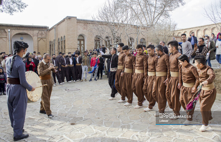 لباس کردی؛ رنگ، اصالت و هنر در دل سنندج