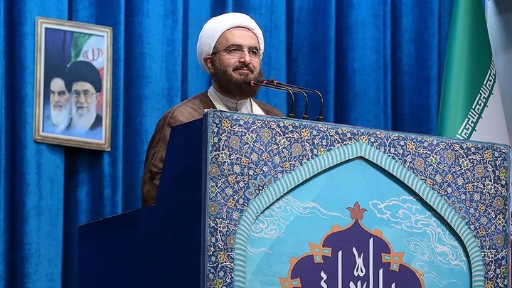 حضور پرشور مردم قوت قلبی برای رزمندگان اسلام و روحیه‌بخش کل جامعه است