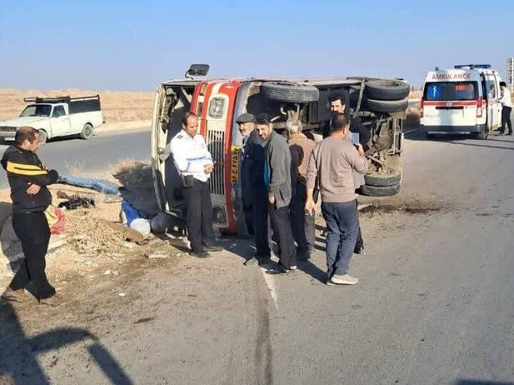 واژگونی مینی‌بوس در گلبهار ۱۳ نفر را روانه بیمارستان کرد
