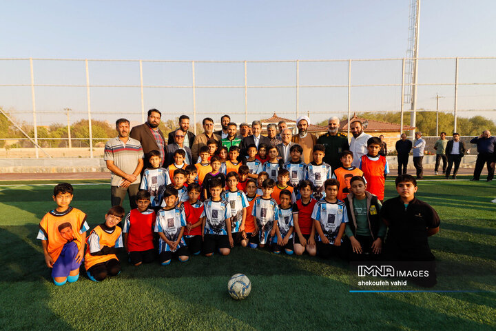 استاندار اصفهان در جمع نونهالان فوتبالیست درچه: آینده شهر را با تلاش و امید بسازید