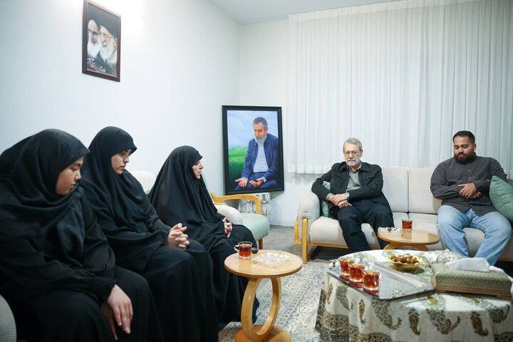 دیدار لاریجانی با خانواده‌ شهید سرلشکر سعید ایزدی 