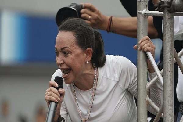 از درخواست عمان برای از سرگیری مذاکرات میان ایران و آمریکا تا درخواست جنگ توسط برنده نوبل