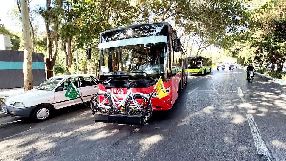 نصب باربند حمل دوچرخه توسط اتوبوس درون شهری اصفهان + فیلم