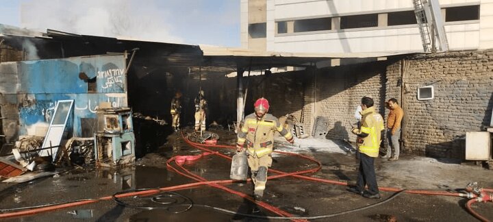 آتش‌سوزی سیلندر گاز آتش‌نشان تهرانی را مصدوم کرد + عکس