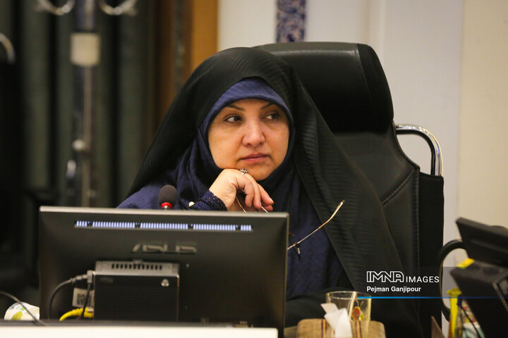 فرزانه کلاهدوزان منشی اول، عضو هیئت رئیسه کمیسیون ویژه خانواده، بانوان و جوانان شورای اسلامی شهر اصفهان