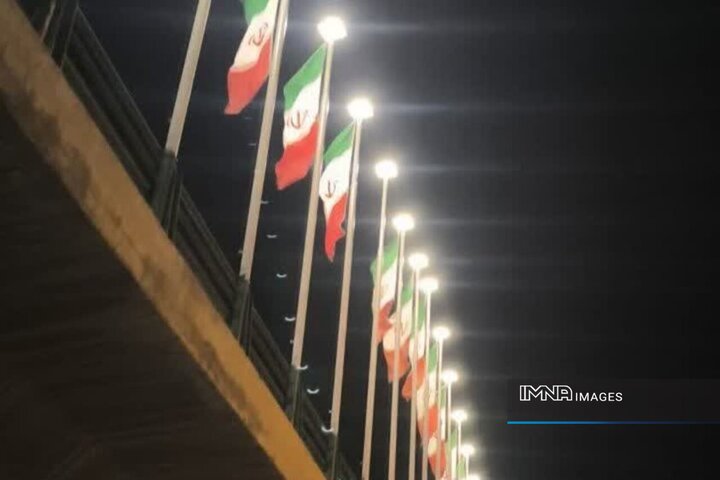 نورپردازی پایه‌های پرچم پنج پل شهری در منطقه ۱۰ اصفهان