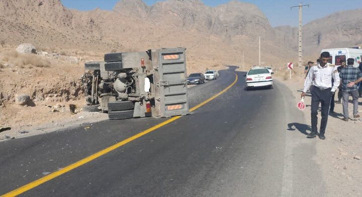 یک فوتی و یک مصدوم در تصادف خودروی سمند و تریلی در محور تنگ‌چنار مهریز