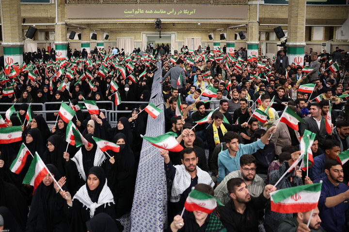 دیدار دانش‌آموزان و دانشجویان با رهبر انقلاب