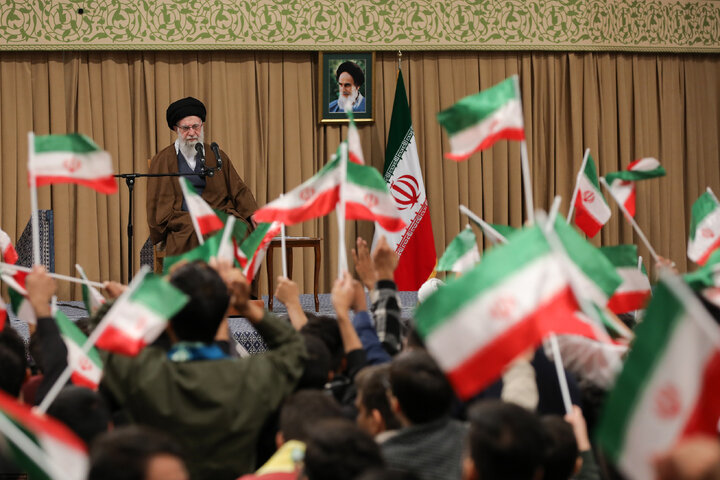 دیدار دانش‌آموزان و دانشجویان با رهبر انقلاب