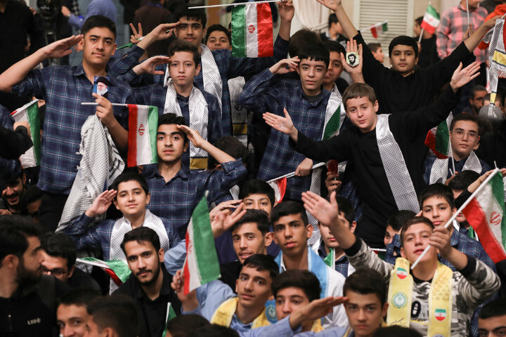 دیدار دانش‌آموزان و دانشجویان با رهبر انقلاب