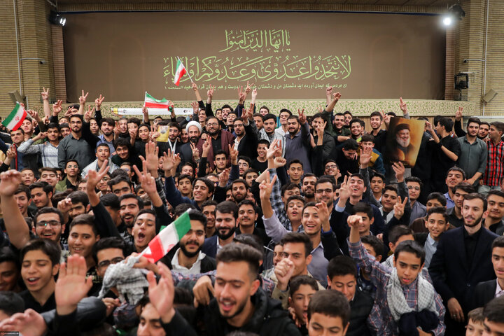 دیدار دانش‌آموزان و دانشجویان با رهبر انقلاب