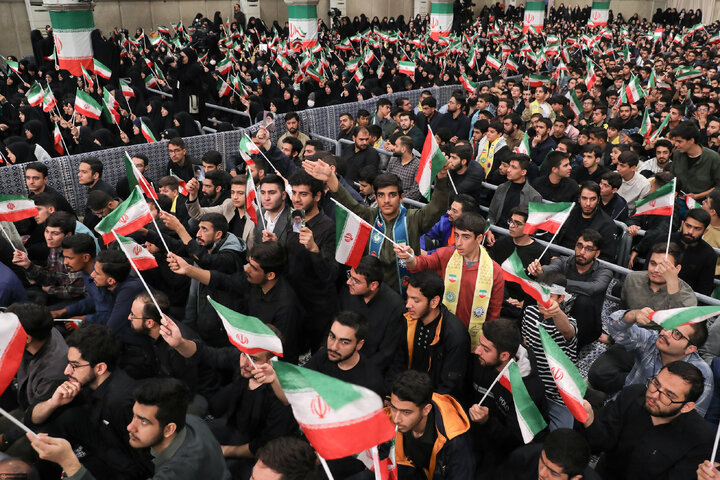 دیدار دانش‌آموزان و دانشجویان با رهبر انقلاب