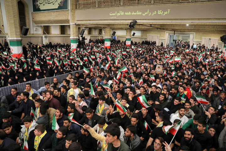 دیدار دانش‌آموزان و دانشجویان با رهبر انقلاب