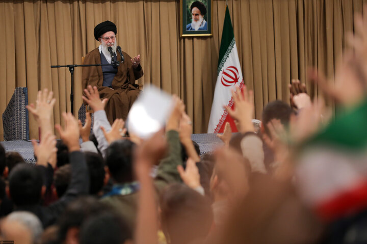 دیدار دانش‌آموزان و دانشجویان با رهبر انقلاب