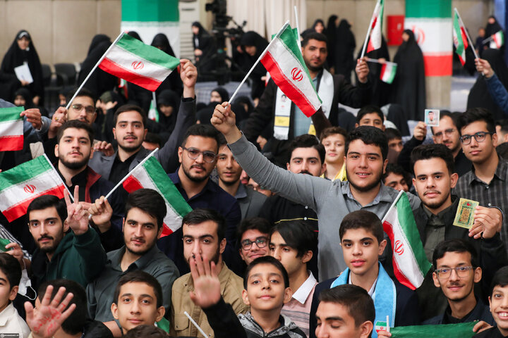 دیدار دانش‌آموزان و دانشجویان با رهبر انقلاب