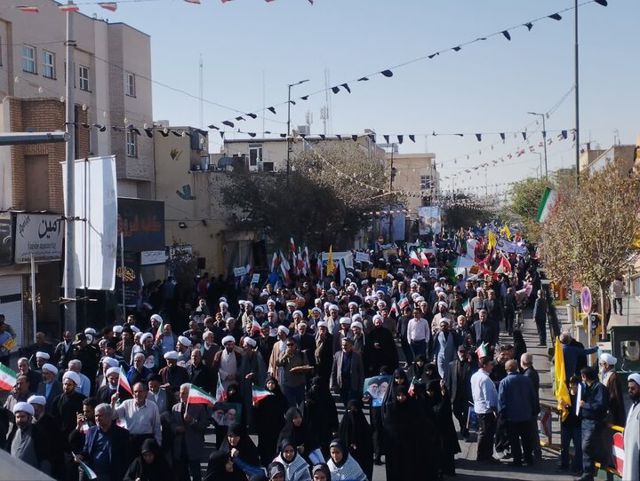 راهپیمایی پرشور ۱۳ آبان در قم با حضور گروه‌های مختلف مردم + فیلم