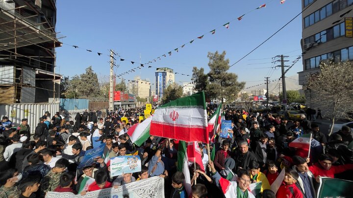 فیلم| خروش دانش‌آموزان و دانشجویان البرزی در راهپیمایی ۱۳ آبان