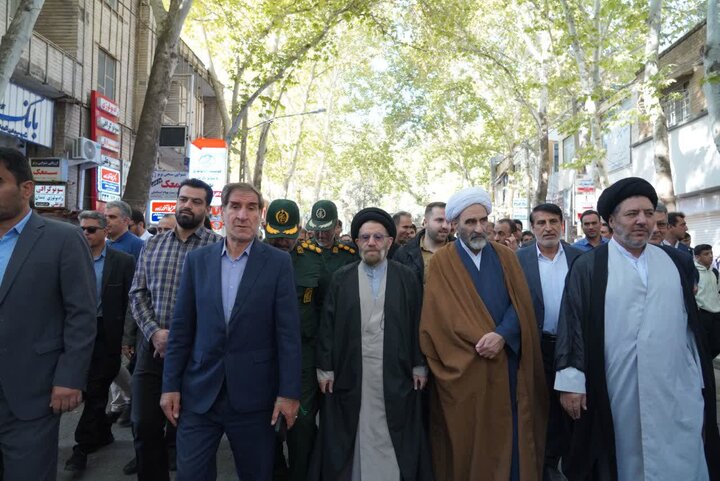 ملت ایران در برابر استکبار استوار ایستاده است