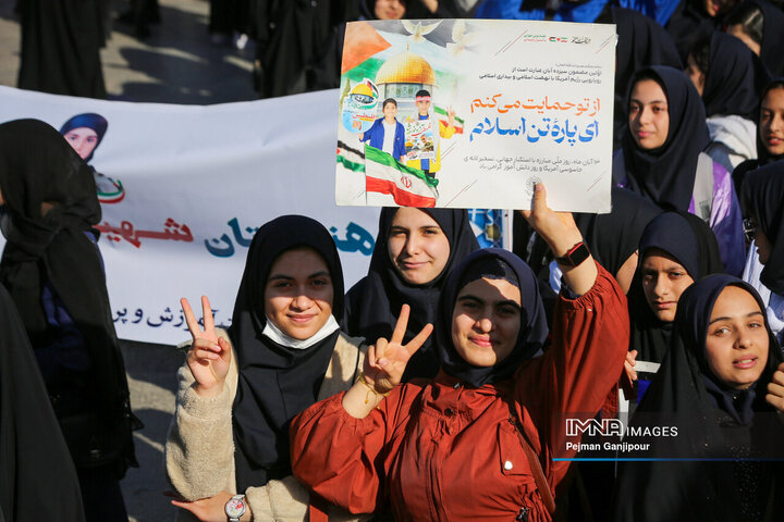 روایتی از حضور پرشور در راهپیمایی ۱۳ آبان و تجلی وحدت نسل‌ها