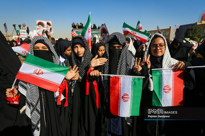 ۱۳ آبان روز تلاقی وقایع مهم در تاریخ معاصر ایران است