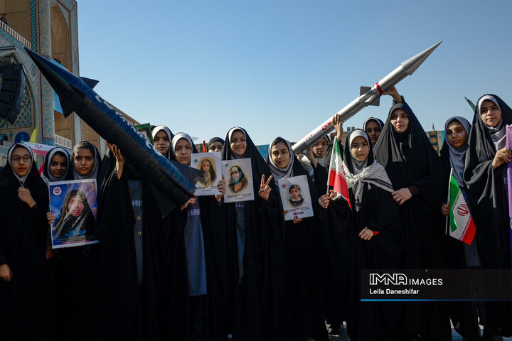 فیلم| راهپیمایی دانش‌آموزان و مردم ولایی شهرستان‌های اصفهان در یوم‌الله ۱۳ آبان