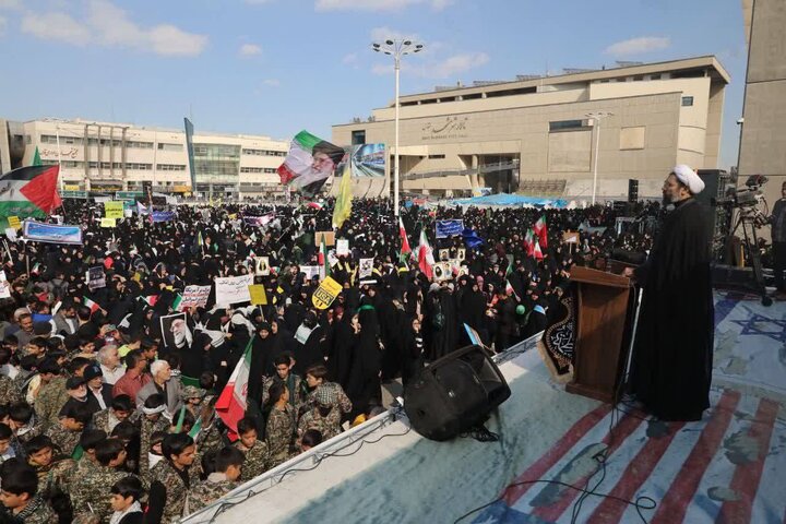 آمریکا در جنگ روایت‌ها به دنبال زمین زدن ملت ایران است