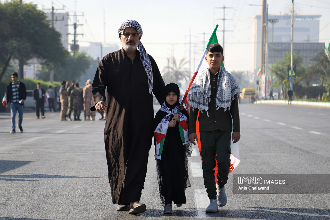 روایت تصویری وحدت ملی در راهپیمایی ۱۳ آبان