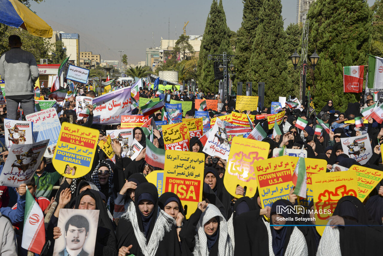 فیلم| اجرای سرود «نسل ضد زورگویی» توسط دانش‌آموزان ایلامی در راهپیمایی ۱۳ آبان