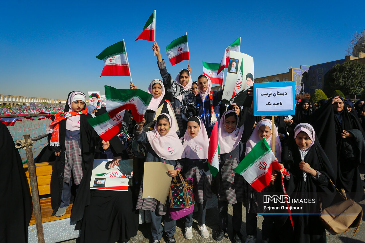 فیلم| مُشت محکم دهه هشتاد و نودی‌ها بر دهان مستکبر جهان