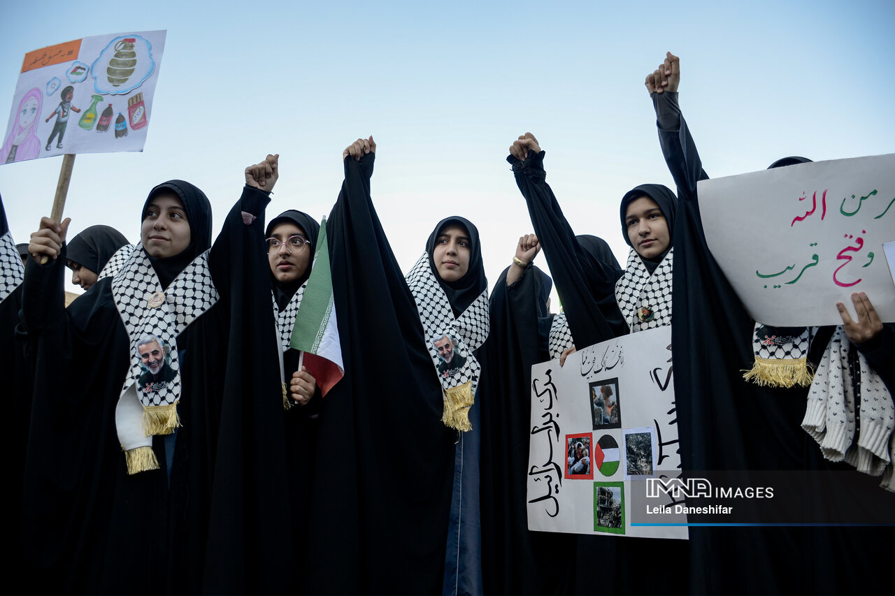 ۱۳ آبان؛ روزی که خیابان‌ها رنگ بیداری گرفت