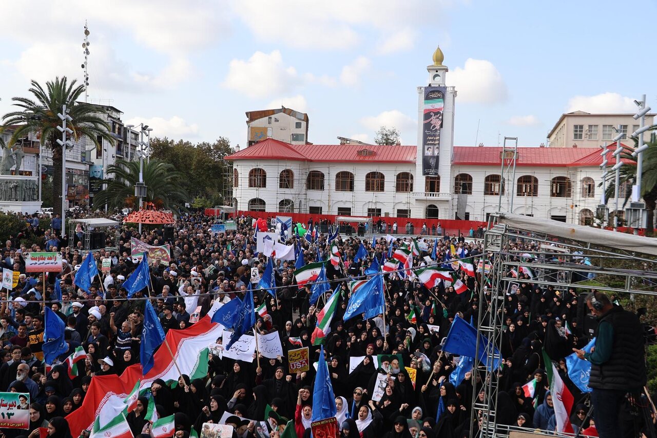 ملت ایران با اتحاد و ایستادگی، دشمنان را وادار به عقب‌نشینی کرده است