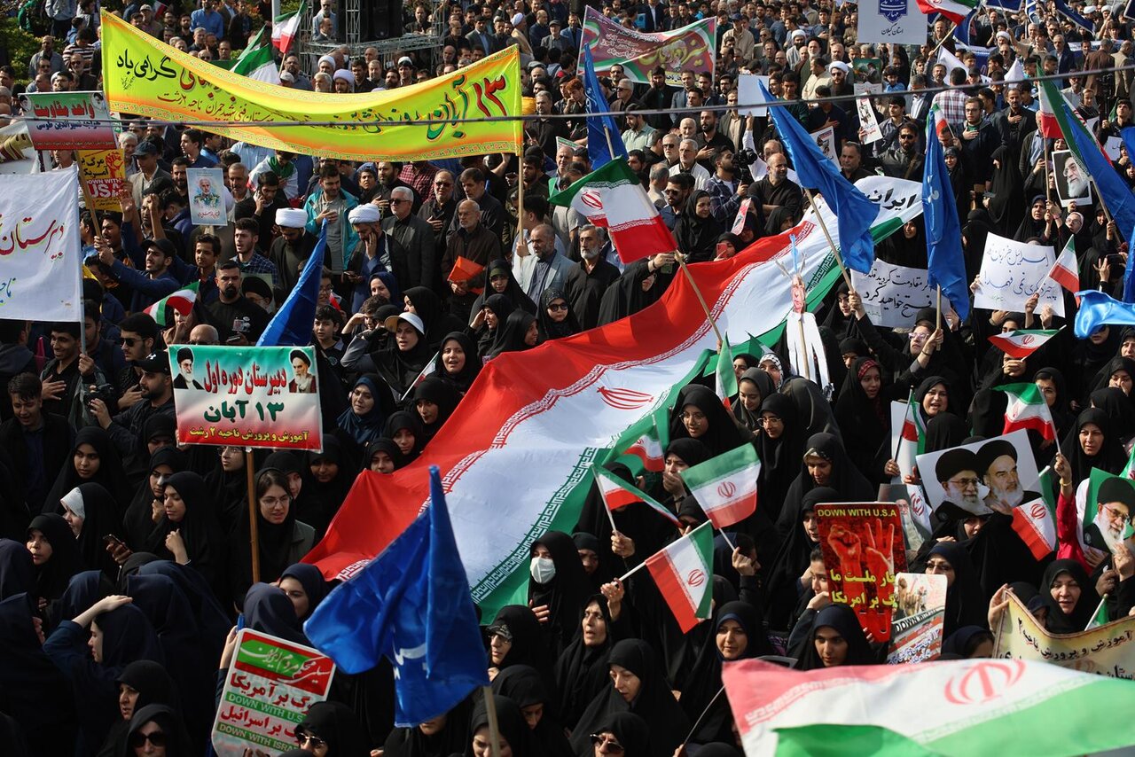 ملت ایران با اتحاد و ایستادگی، دشمنان را وادار به عقب‌نشینی کرده است