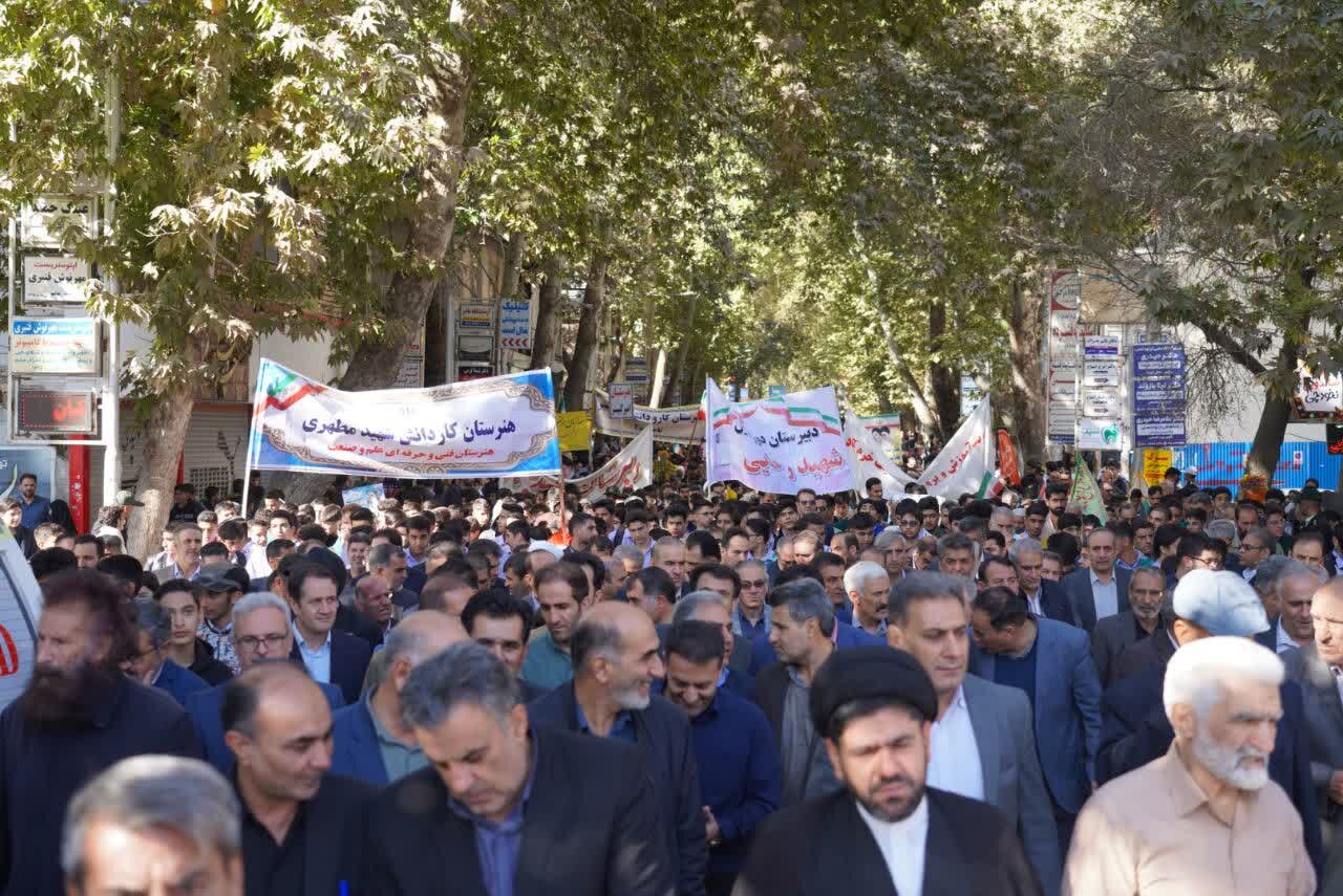 شور حماسی جوانان لرستان در یوم‌الله ۱۳ آبان؛ نسل بصیر پرچم‌دار استکبارستیزی