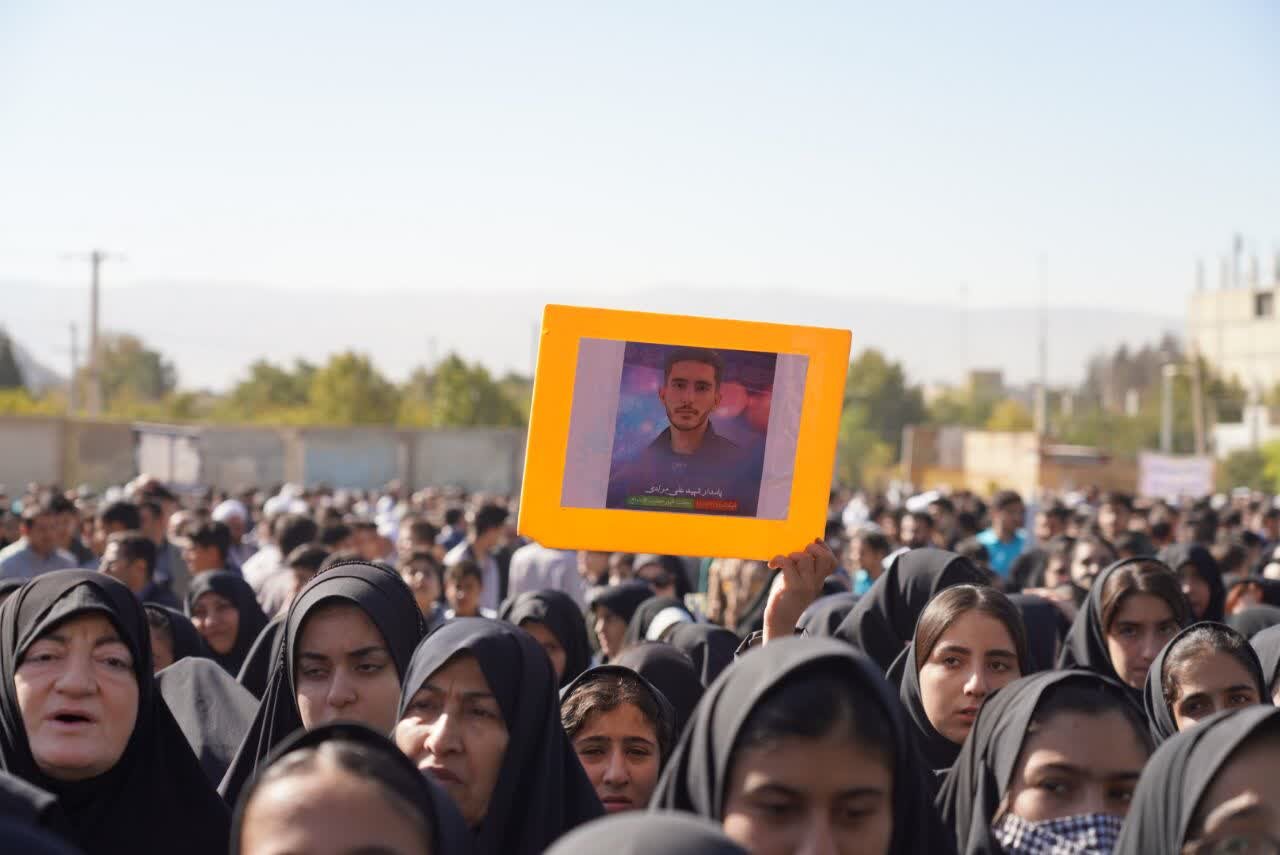شور حماسی جوانان لرستان در یوم‌الله ۱۳ آبان؛ نسل بصیر پرچم‌دار استکبارستیزی