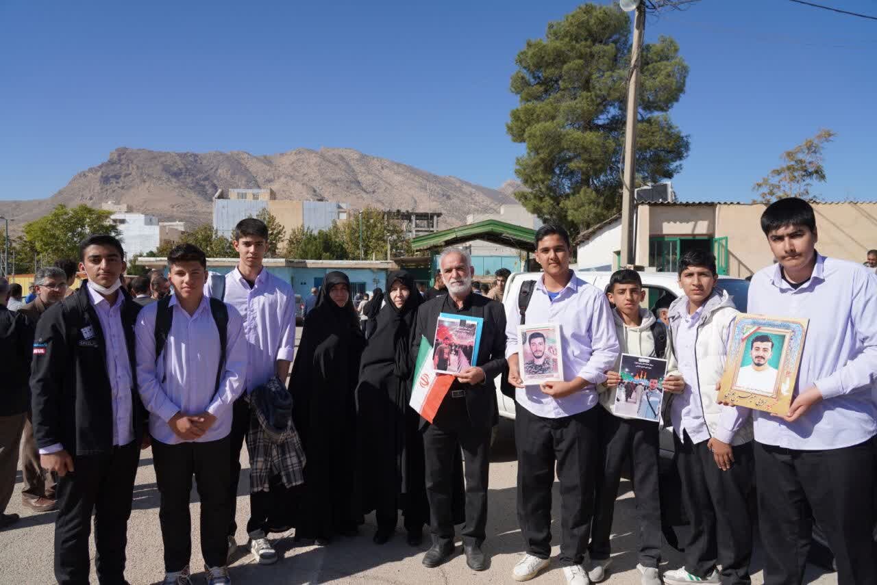 شور حماسی جوانان لرستان در یوم‌الله ۱۳ آبان؛ نسل بصیر پرچم‌دار استکبارستیزی