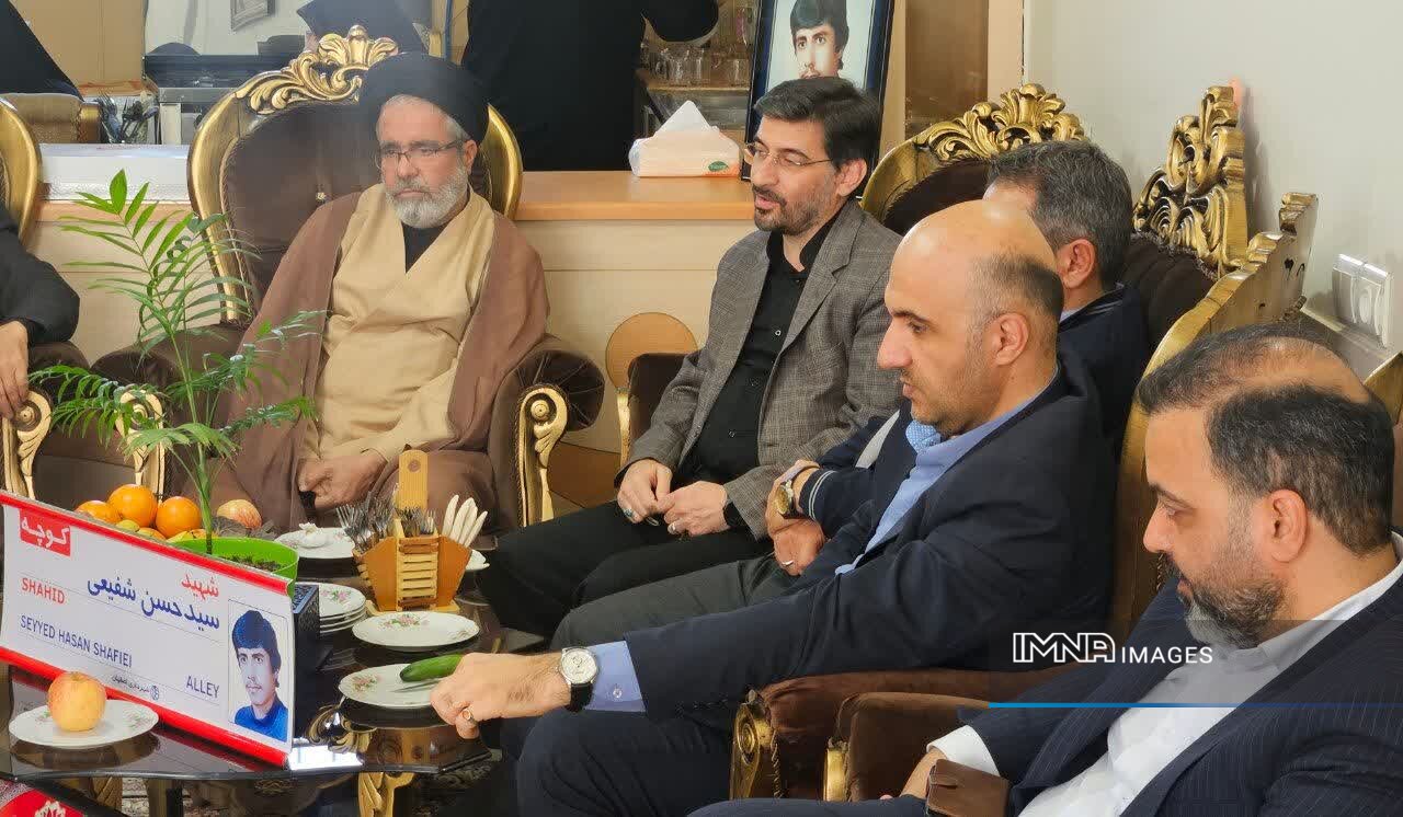 دیدار با خانواده شهید سیدحسن شفیعی و نصب تابلوی جدید مزین به نام شهید در منطقه ۱۰ اصفهان